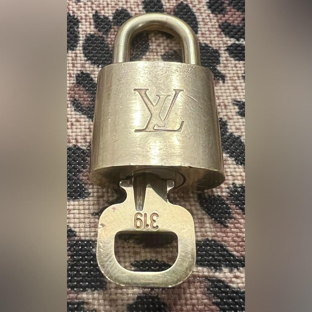 Authentic LV #319 lock & key